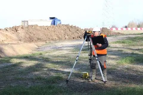 Geodeta w budowie domu: Niezbędny przewodnik po jego roli i usługach